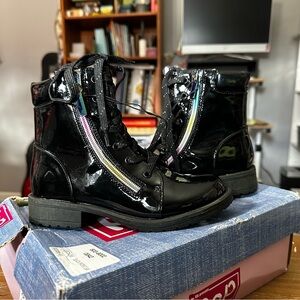 Pop lemura girls sizes 1 black boot with rainbow zippper